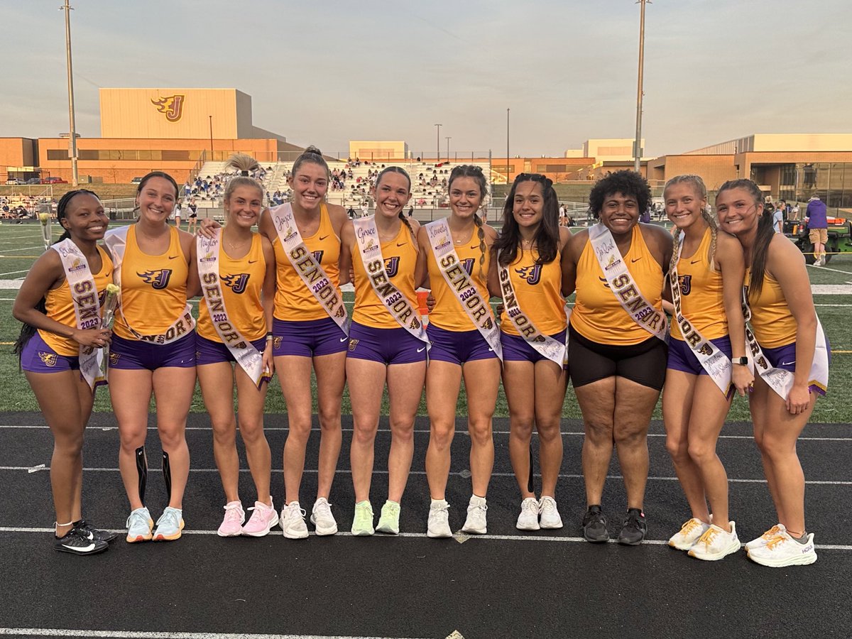 Happy Senior Night to our 10 SENIORS! Thank you for all of your hard work and leadership this season💜💛