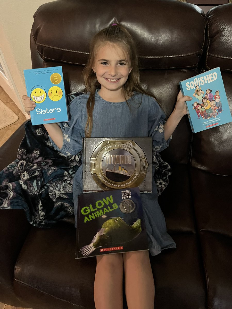 teachbailey's tweet photo. When Mimi gives you book fair money you go shopping! These girls love to read! #ScottShines #BookFairWeek https://t.co/COnNJWVv13