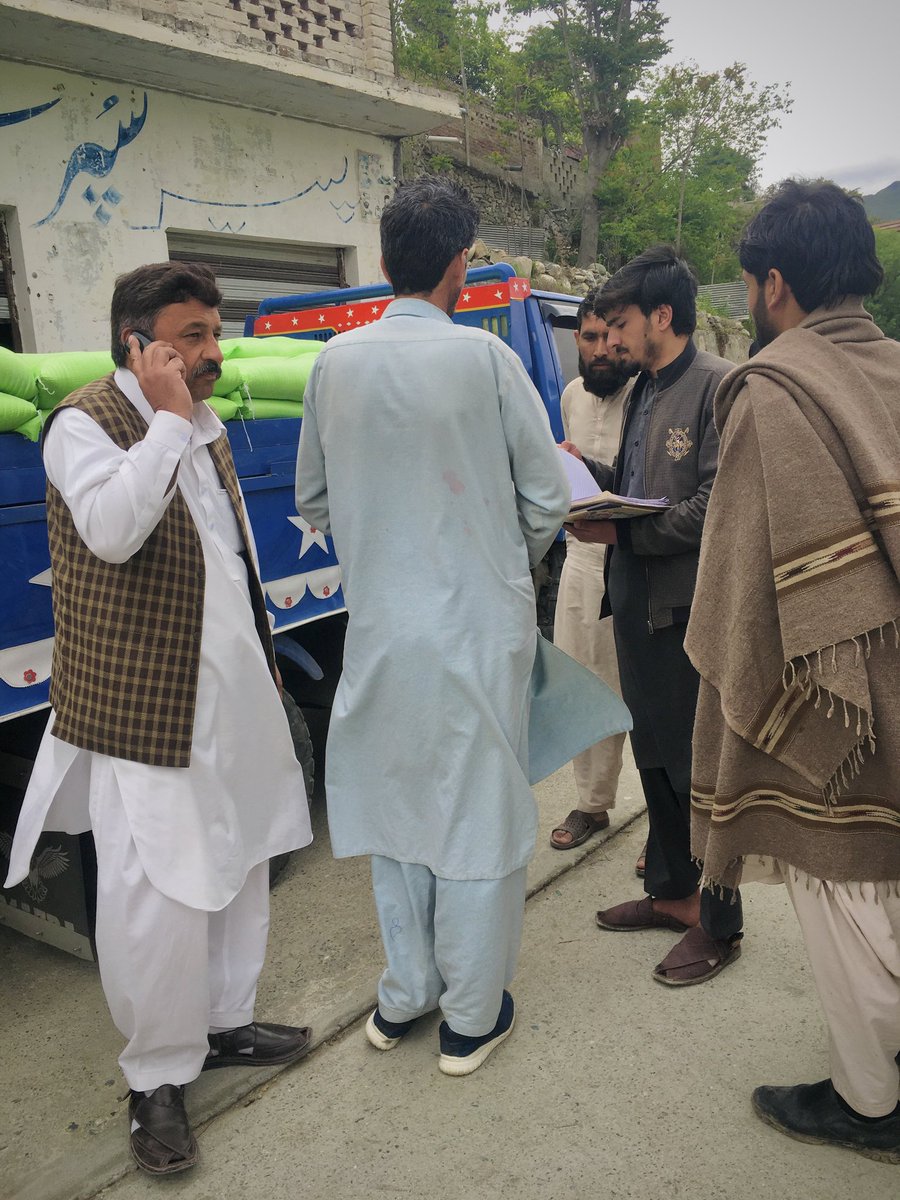 malak_mujtaba's tweet photo. By the grace of Allah Almighty, #Baba_Jan distributed more than 2,000 flour bags of Prime Minister Shehbaz Sharif's  #free_flour_package to the people in Malakabad, Glono-kas, Audi, Shalflam, Raju, Akhgram,and surrounding areas.
#malakbahramshahzada #Dir_Lower
 Let serve Humanity https://t.co/mwdczQCNzq