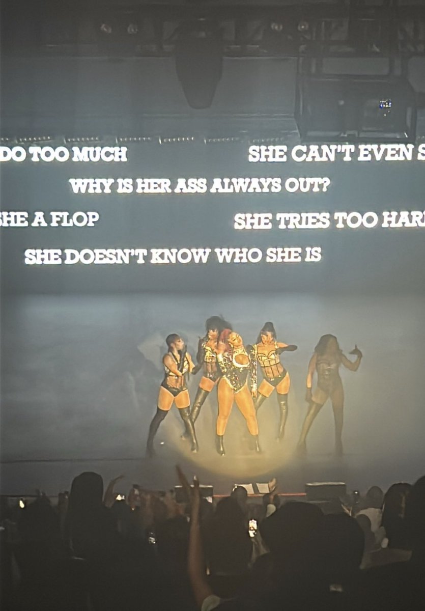 kristinaajay's tweet photo. stan twitter comments on the screen…. this is a mother 😭 https://t.co/GkU9KGuEsU