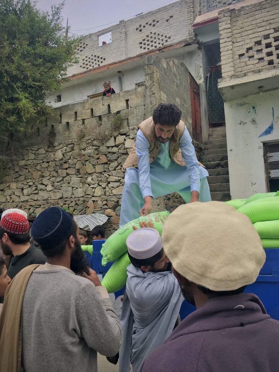 malak_mujtaba's tweet photo. By the grace of Allah Almighty, #Baba_Jan distributed more than 2,000 flour bags of Prime Minister Shehbaz Sharif's  #free_flour_package to the people in Malakabad, Glono-kas, Audi, Shalflam, Raju, Akhgram,and surrounding areas.
#malakbahramshahzada #Dir_Lower
 Let serve Humanity https://t.co/mwdczQCNzq