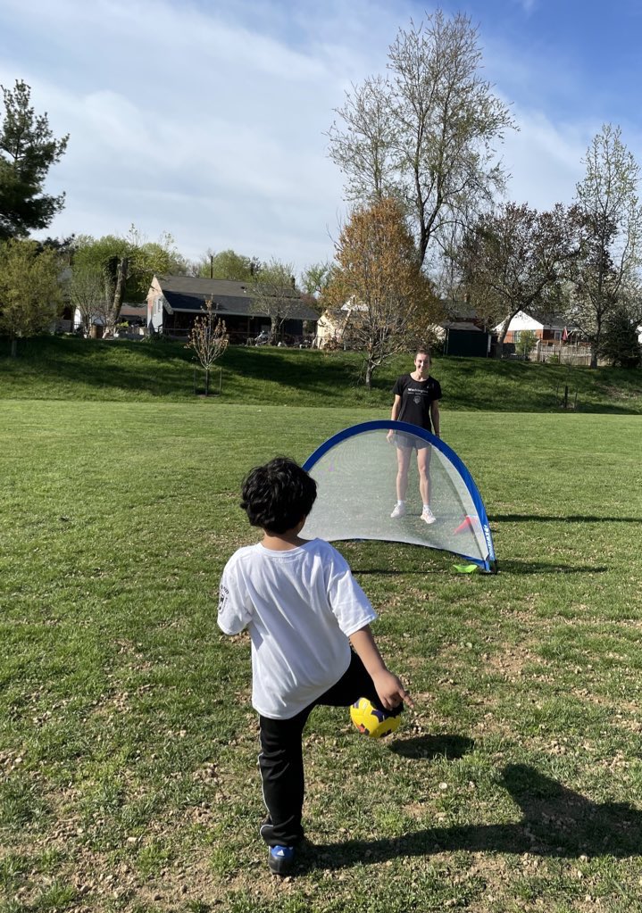 GloriaJCSL's tweet photo. Today our 1st grade @HHESHUSKIES had a special visit from @WashSpirit’s @Dorian_Bailey19  during Let’s Play #soccer practice today. Thank you for practicing with us! ⚽️ #letsplay @MSYSA @mcps @MCPSCommunitySc #support #enrich #expand #engage #communityschools https://t.co/CCanFgLQ7m