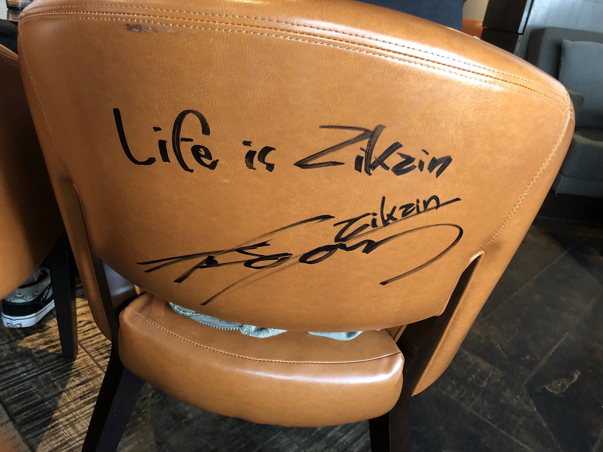 yutann20's tweet photo. 大切なグンちゃん聖地
zikzin shop 🧡
ウナ友ちゃんと地方から何度も通った
birthdayウナ会・女史会と
癒されてグンちゃん感じる
場所だった(*ˊᵕˋ*)੭ ੈ♥️
たくさんの幸せの思い出
ありがとう😊
🌹 𓂃꙳⋆✿ᵕ̈*❁*·
#チャン・グンソク 
#장근석 
#チャングンソク
#zikzinshop
#zikzinshopありがとう https://t.co/ryWFJuTgg4