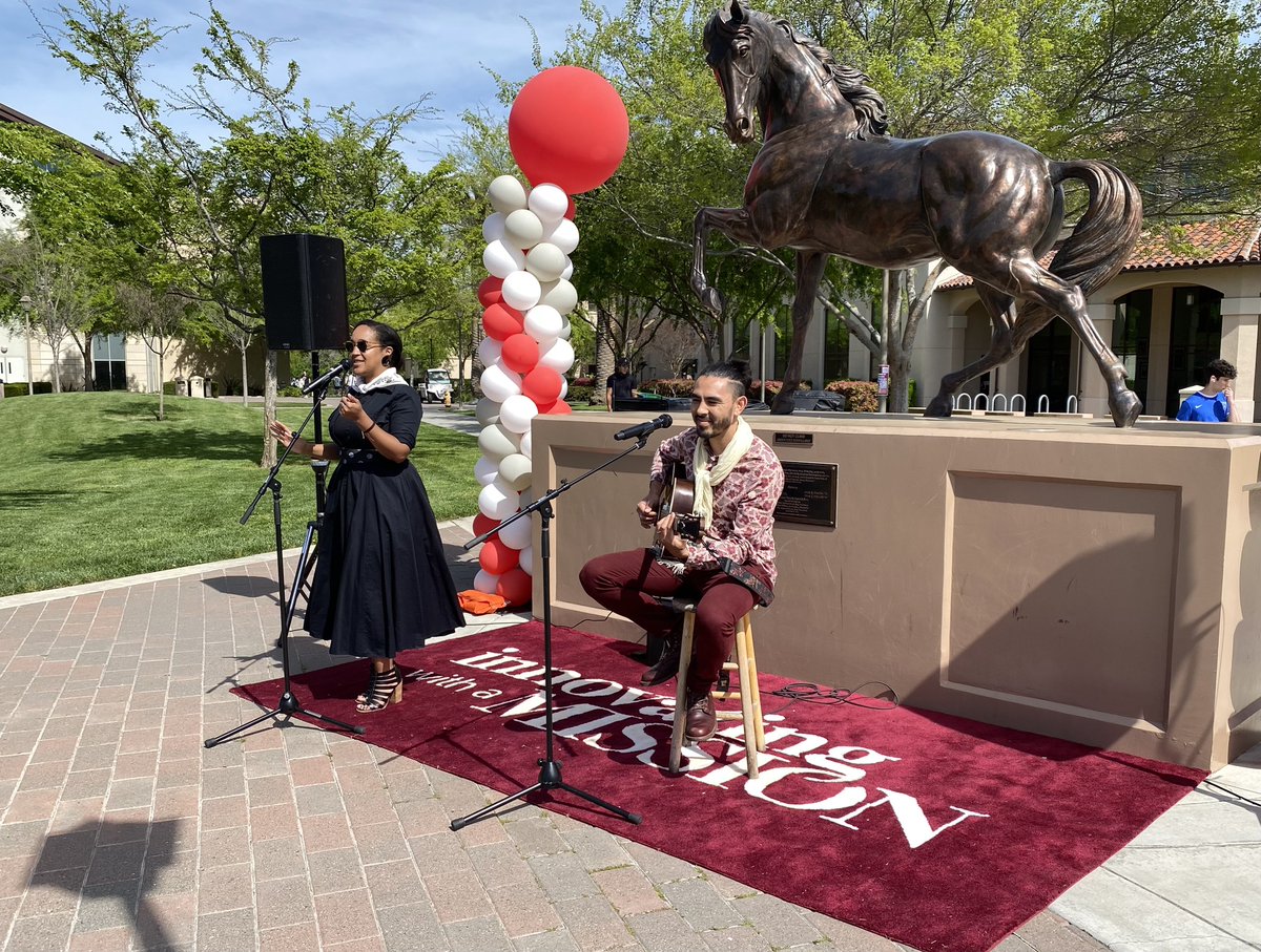 Alumna Jackie Gage ‘13 performed on campus this afternoon to help @SantaClaraUniv kick off the 10th annual Day of Giving! 

Go #AllinforSCU with us tomorrow and support one or many of our departments and programs bit.ly/CAS-DoG-23

@JackieGMusic @hapabass @SCUPresents