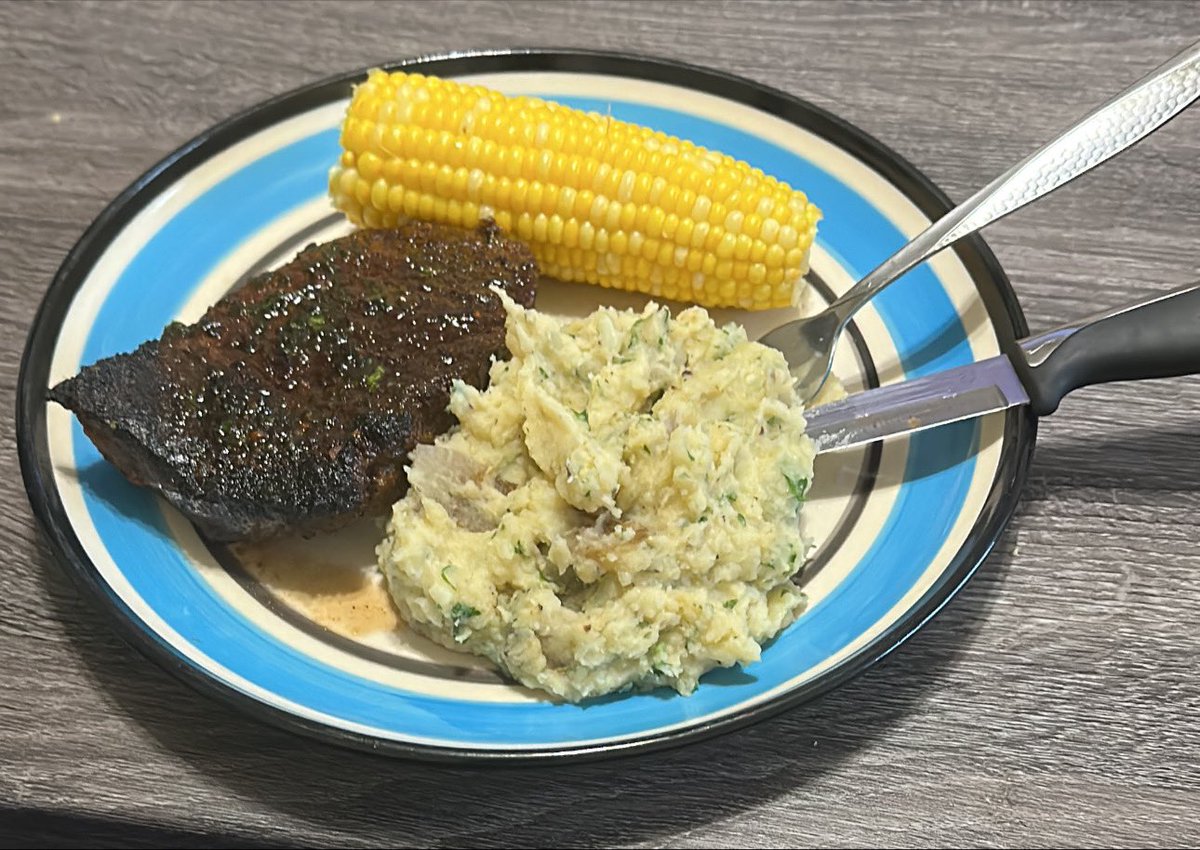 MrMan_Man's tweet image. #DinnerTonight steak, homemade masked potatoes with fresh garlic and parsley, and a lil corn on the cob! #SimpleAndEasy #GettingThisBodyAndHealthTogether #HealthierEating!