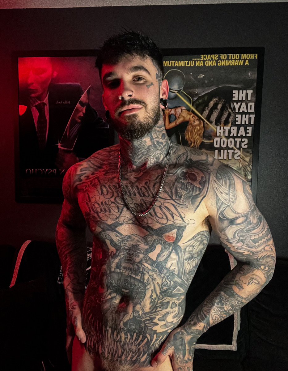 DEADBEATD0M's tweet photo. My eyes are up here 😏 https://t.co/FxTj3KfK4Q