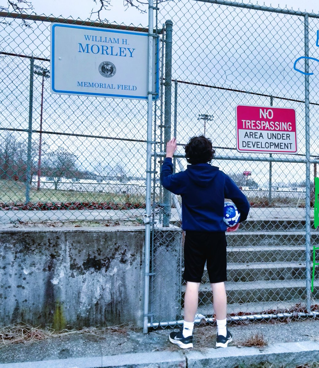 JenStewartRI's tweet photo. Why is Morley Field still closed? @RhodeIslandDEM has funding available for cleanup, but @CityofPawtucket has chosen to let the only park in Woodlawn deteriorate behind a chain link fence. 
#EnvironmentalJustice
#ClimateCrisis
#ParksNotParkingLots https://t.co/a3Qdy0OXnj
