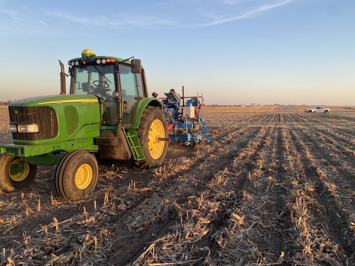 ohlde_24's tweet photo. Corn and soybean planting date study doesn’t seem so early with this warm weather. Looking forward to another year of @ohldeseed #Know2Grow data! https://t.co/yzJaEoEkfC