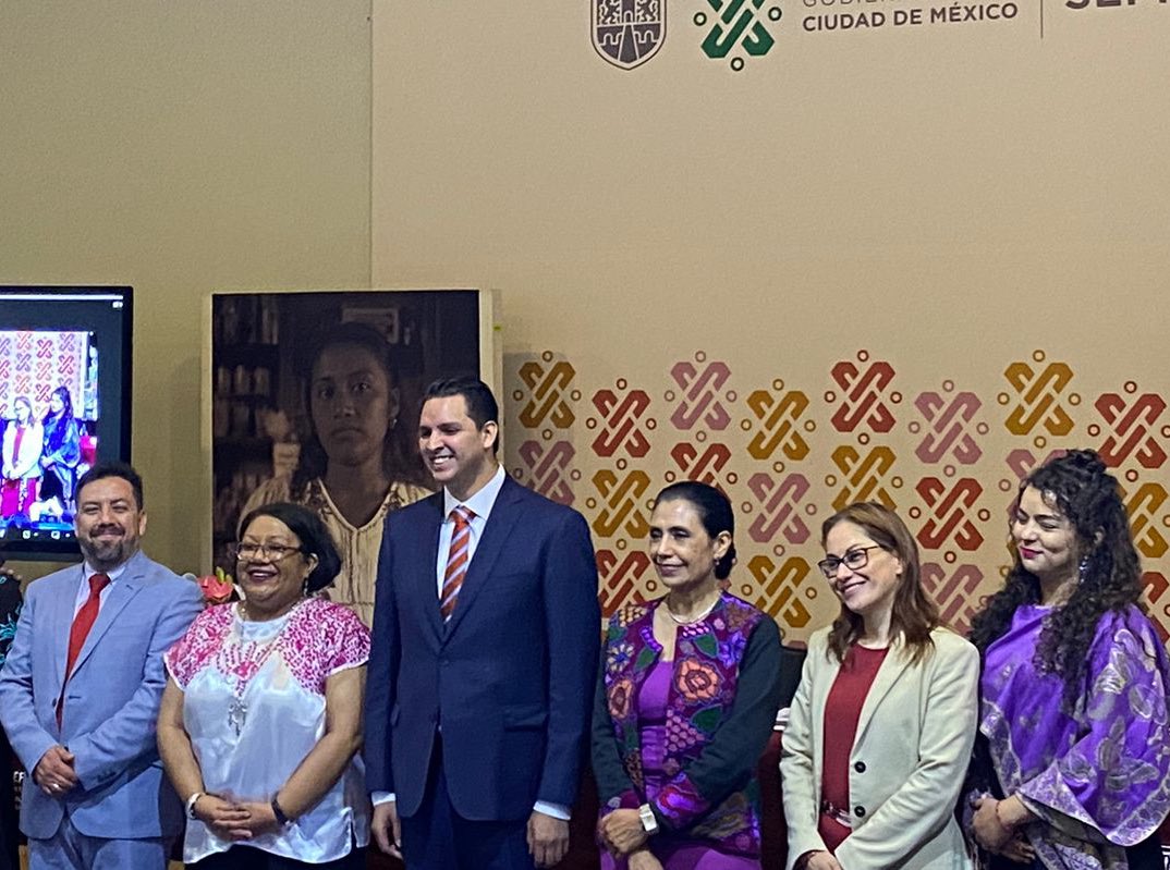 PDHCDMX's tweet photo. #Entérate Participamos en el evento "Pregunta en tu lengua. Herramientas para el ejercicio del #DAI y #ProtecciónDeDatosPersonales". Dichas herramientas buscan acercar la información pública a las personas hablantes de lenguas originarias, y la protección de sus #DatosPersonales https://t.co/QXPbzrFm9C