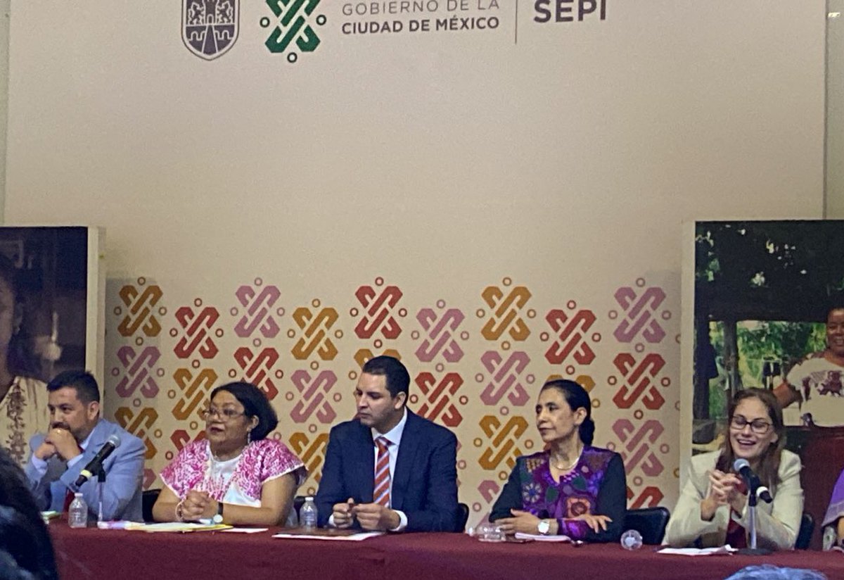 PDHCDMX's tweet photo. #Entérate Participamos en el evento "Pregunta en tu lengua. Herramientas para el ejercicio del #DAI y #ProtecciónDeDatosPersonales". Dichas herramientas buscan acercar la información pública a las personas hablantes de lenguas originarias, y la protección de sus #DatosPersonales https://t.co/QXPbzrFm9C
