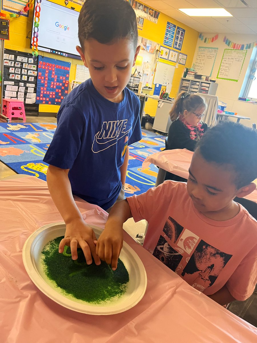 melliottsclass's tweet photo. Our tiny tigers from @HandleyCTEClass stopped by today to give Kindergarten a try. We loved showing them the ropes! https://t.co/ByPfaWAHC6