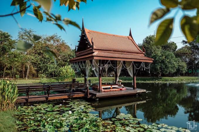 -

       ดวงตะวันฉายแสงขึ้นเสียงอึกทึกของพวกบ่าวในเรือนดังเสียจนทำให้เกศศิริต้องยอมลืมตาตื่นขึ้นมา พร้อมเดินออกจากหอนอนแล้วลงไปล้างหน้าล้างด้านนอกตัวเรือน

 เช้านี้อากาศดีเสียจริงเมื่อล้างหน้าเสร็จก็เดินไปนั่งเล่นที่ศาลาริมแม่น้ำที่อยู่หน้าเรือนพลางนั่งมองเรือแจวที่แจวผ่านไปมา