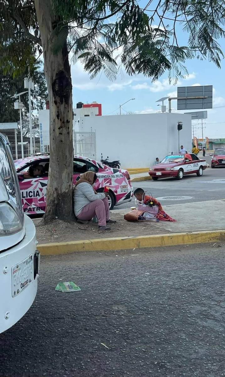CentralQNoticia's tweet photo. No todo en la vida es malo, patrulla rosa municipal Oaxaca de Juárez, la oficial se bajó, y regalo al niño una cajita feliz, el niño sin pensarlo le dio las papas a su mami, se los juro todo el mal humor y los problemas se me fueron cuando vi la cara del niño, su sonrisa, su asombro, que Dios le multiplique a esta oficial todo lo que de corazón da! #SOMOSMASLOSBUENOS 

Ayúdenme a dar con la oficial me encantaría regalarle un PEDICURE SPA para que se relaje.

Tomado del Muro Dulce Daniela Carmona

#CentralQNoticias #Noticias #Oaxaca @MunicipioOaxaca 
https://t.co/sCyKxTS8Jf