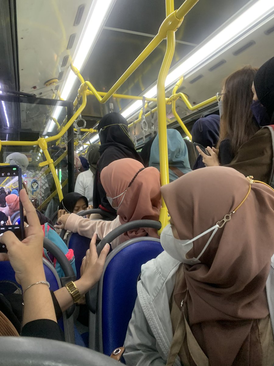Pagi ini ada yg kehilangan Handphone dibusway jalur Ragunan-Thamrin via Semanggi. Teman2 dimanapun berada hati2 yah~