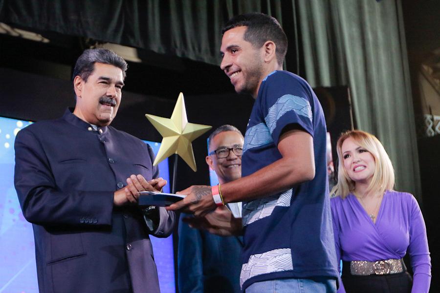 Felicitaciones a las galardonadas y galardonados con los Premios Nacional de Cultura 2021-2022 y “Glorias Artísticas de Venezuela”. Mi reconocimiento infinito a la música, las artes, el cine, la fotografía, saberes tradicionales, el teatro, la arquitectura y la cultura popular.