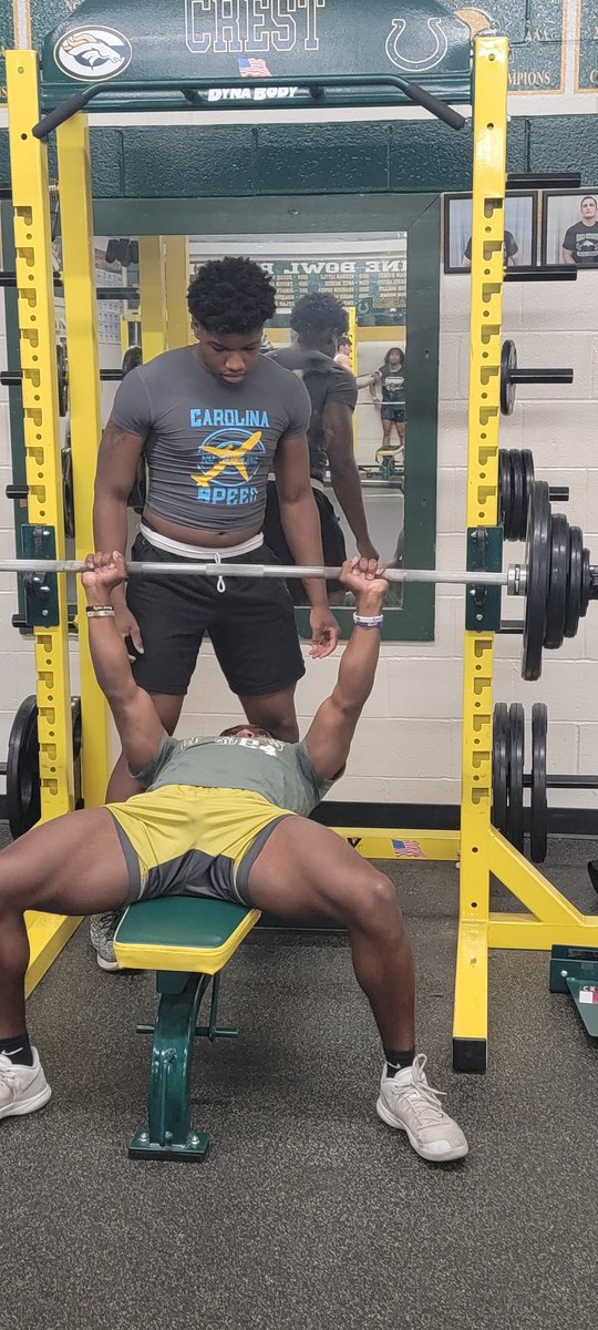 Ftballman39's tweet photo. It's spring break at the Stable! Voluntary workouts today!! Good crowd got after today!!! Looked good out on the grass!!! We'll get after it again Thursday morning!!! All the extra work will pay off!!! 

 #SaddleUp #ChargerNation #ChargerPride https://t.co/QGBU3qiLEr