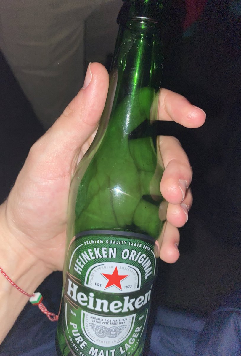 rodri_gall's tweet photo. Me ha tocado cambiar de bar porque el otro cerraba. En el trayecto me he hecho amigo de unos guiris y me he ido con ellos a otro sitio y me han invitado a una cerveza. #GraciesColau https://t.co/wWnycdrad6