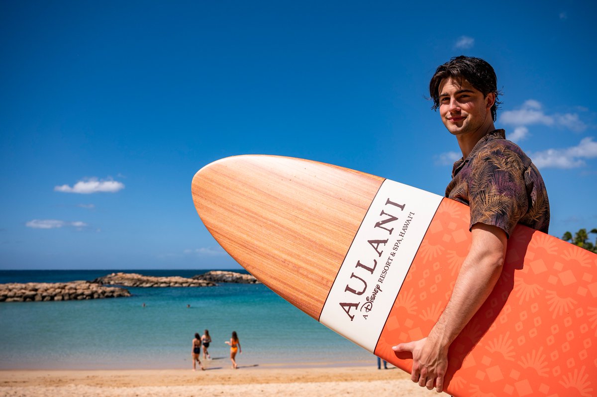AmericanIdol's tweet photo. Sun-kissed ☀️😘  Can’t you just feel the warm island air at @DisneyAulani? Wave aloha 🌊🌸 to back-to-back Hawaii episodes, Sunday &amp; Monday on ABC!!

@Nutsabuza 
@elisekristine 
@michaeltcwill 
@themariahfaith https://t.co/r7r8isGjn6
