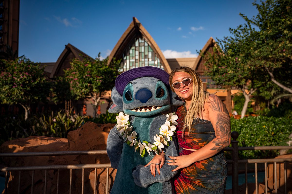 AmericanIdol's tweet photo. Sun-kissed ☀️😘  Can’t you just feel the warm island air at @DisneyAulani? Wave aloha 🌊🌸 to back-to-back Hawaii episodes, Sunday &amp; Monday on ABC!!

@Nutsabuza 
@elisekristine 
@michaeltcwill 
@themariahfaith https://t.co/r7r8isGjn6