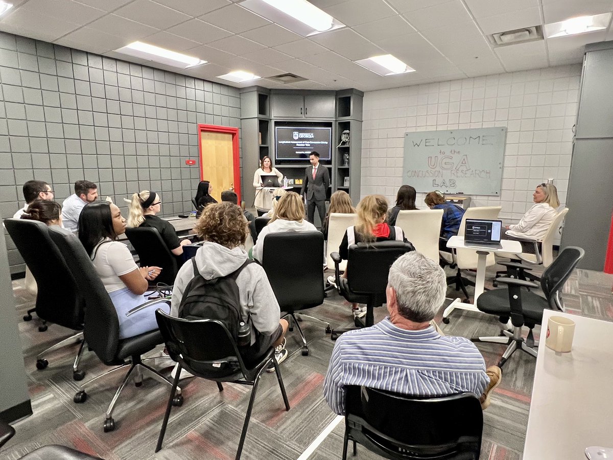 A packed house/lab to celebrate the thesis defense by our first ever (brave) MSAT-thesis option student, Sam Fu! Sam compared driving RT b/n concussion and control groups at 3 post-injury timepoints. Bravo Sam! <a href="/jdrattell/">Julia Drattell</a> <a href="/JDSchmitty/">Julianne Schmidt</a> <a href="/RobLynall/">Rob Lynall</a> @KUMC_MOBILITY #theresanATforthat
