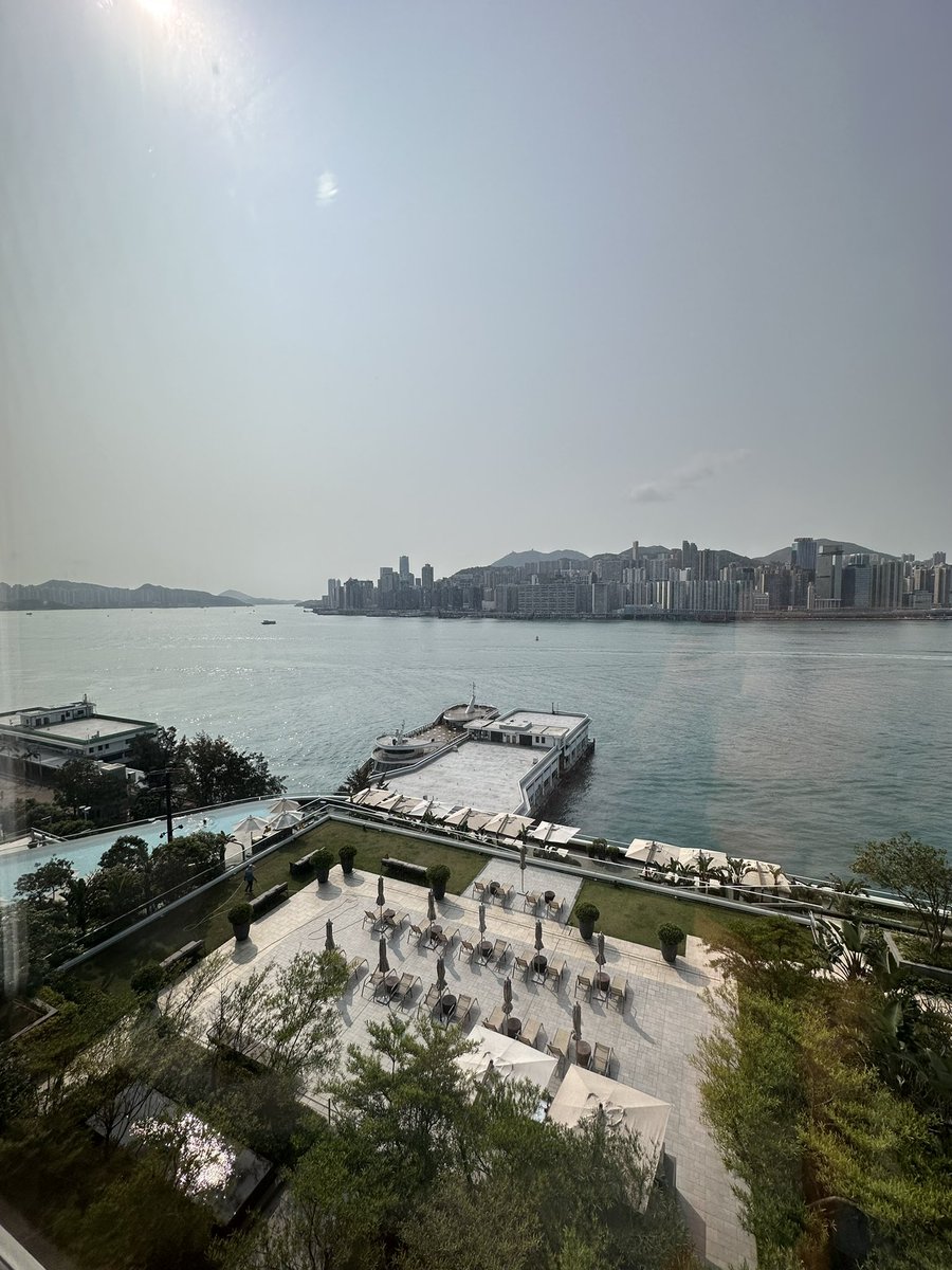 Huntingliu's tweet photo. 住的第一家酒店vs第二家酒店景色对比一下web3的同学们觉得那个好一点 https://t.co/5NGcMAhzFL