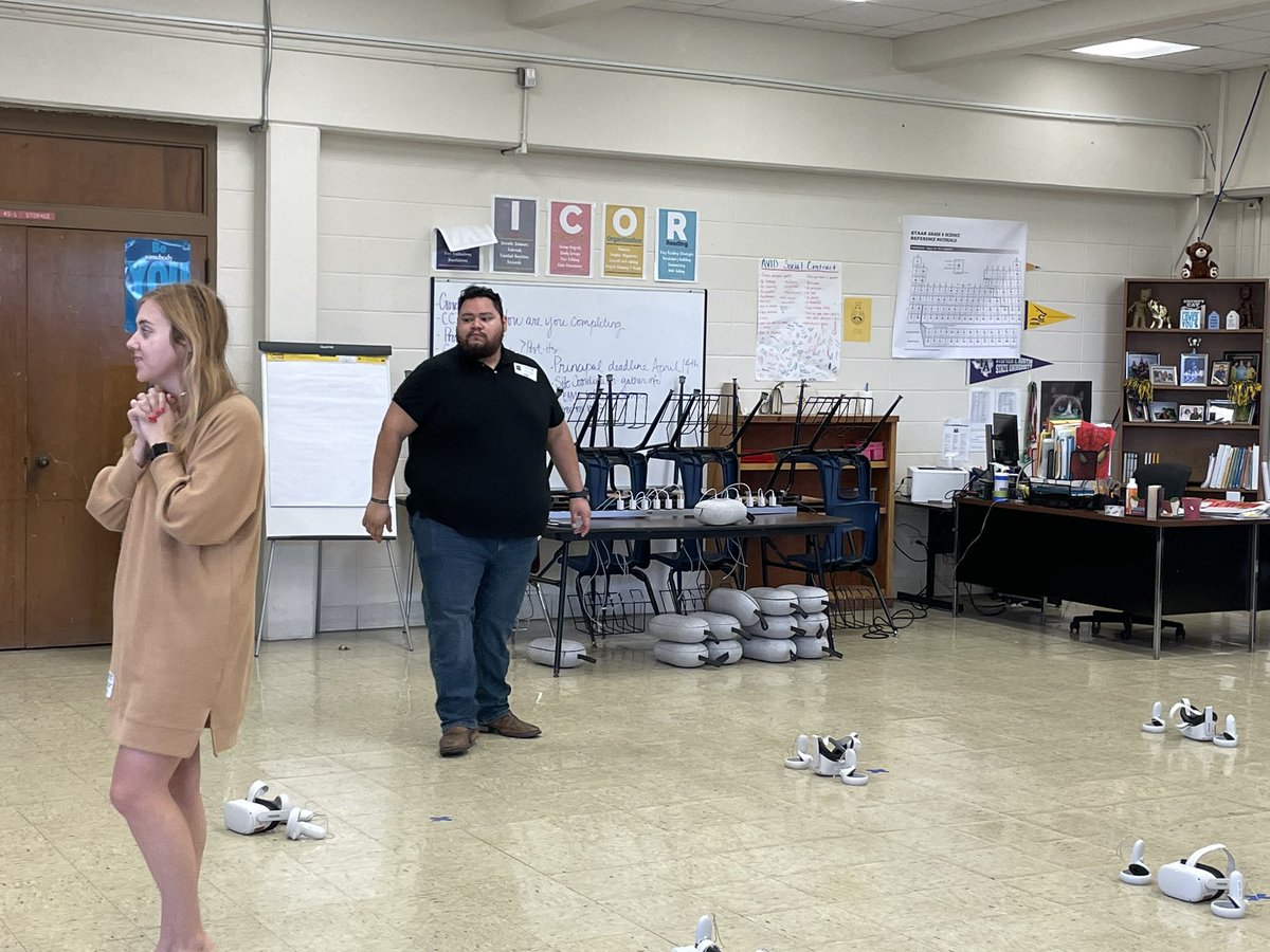BridgetLamoure2's tweet photo. Thank you Workforce Solutions and @yescochea for bringing various jobs in the form of virtual reality to our Hawks! https://t.co/aeVSSSECQM