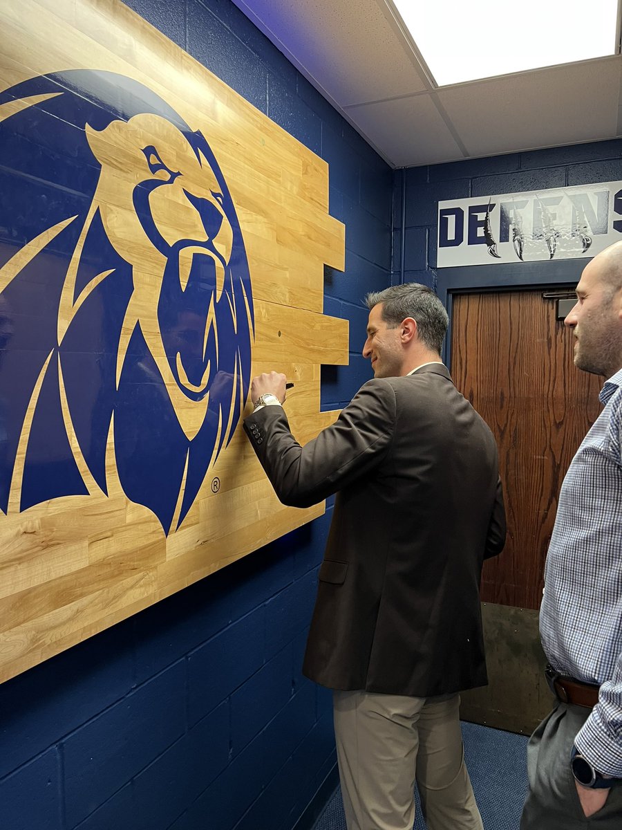 What a great night in Fort Smith‼️ <a href="/Syoungblood12/">Seth Youngblood</a> was inducted into the <a href="/UAFSSports/">UAFS Athletics</a> Hall of Fame and we had several former Lions 🦁 sign the graduation board‼️ #FAMILY 🦁🏀🔵⚪️