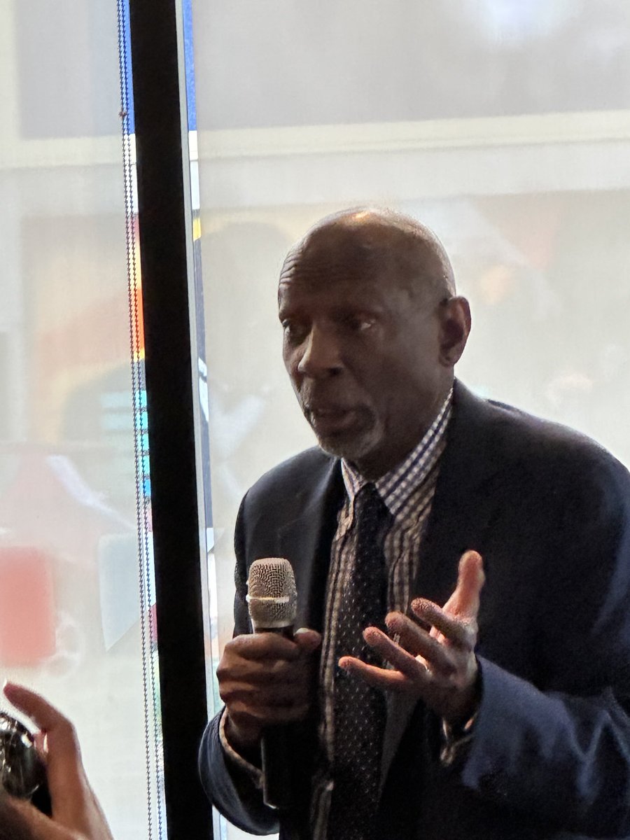 ProsperityBob's tweet photo. I’m obsessed with history.  My grandmother was a slave.  When we look at the next generation, the future is us.  We need to end inter generational poverty.  What would Martin do?  This is about history - Geoffrey Canada ⁦@OaklandThrives⁩ ⁦@prosperitynow⁩ ⁦@TSFF⁩ https://t.co/fI6kz3t7Gt