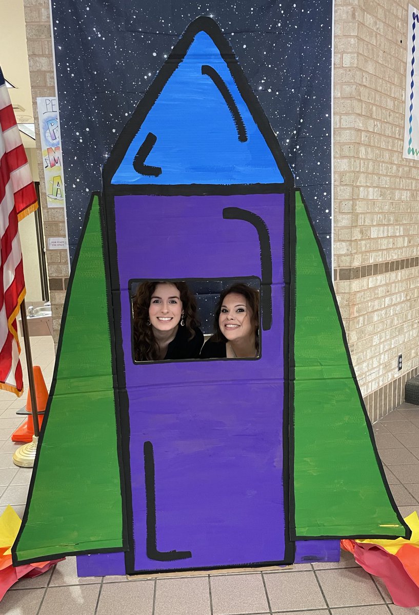 Zooming into Space with <a href="/TaraCookeArt/">Mrs. Cooke</a> 🪐🚀👽
