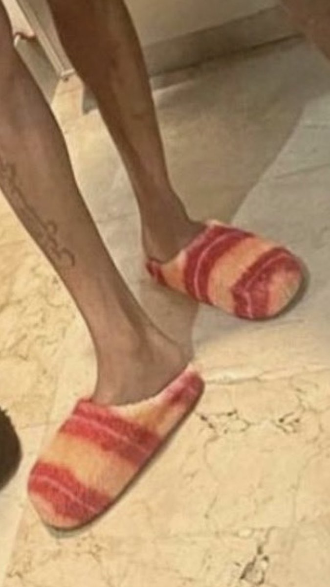 lancevance392's tweet photo. @SaycheeseDGTL Buddy wearing them Raspberry Coconut Zingers https://t.co/but6xdFdPm