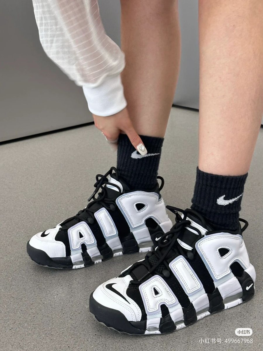 Black and White Pippen Big AIR!
Trend Retro basketball shoes black and white
It's a very versatile pair of daddy shoes in a versatile black and white color.The white AIR font also has a ring of dazzling leather, more detailed collocation!
#nike#MacBookAirM2
潮流复古篮球鞋黑白