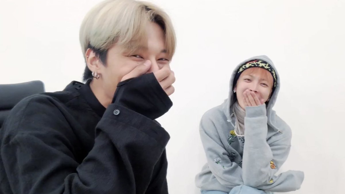 utopiaxhome's tweet photo. una atiny les preguntó a los chicos por un consejo para su primer día de trabajo porque estaba temblando de los nervios y yeosang le respondío que si su cuerpo estaba temblando seguro era una coreografía de ateez https://t.co/qSixmk9lsW