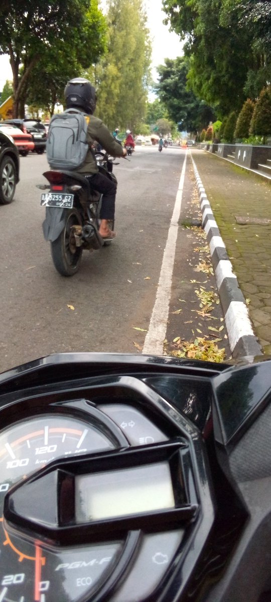 Asih99999's tweet photo. jika kisah hidupku lurus kaya jalan ini mungkin aku sudah berada di titik bahagia. Rasanya ingin menyerah saja 🥺 https://t.co/r2d7aY79lX