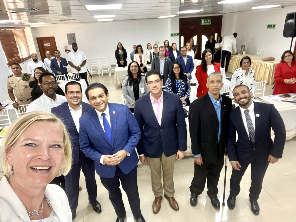 InkaMattila's tweet photo. Los/las directivos de @SaludPublicaRD desde su más alto nivel se sumaron al proceso de sensibilización vivencial para entender los desafíos&amp;barreras que enfrentan las personas con #discapacidad.Poner las 👓 de #inclusión contribuye a medidas efectivas por derechos y productividad https://t.co/Y2mEMFMPeq