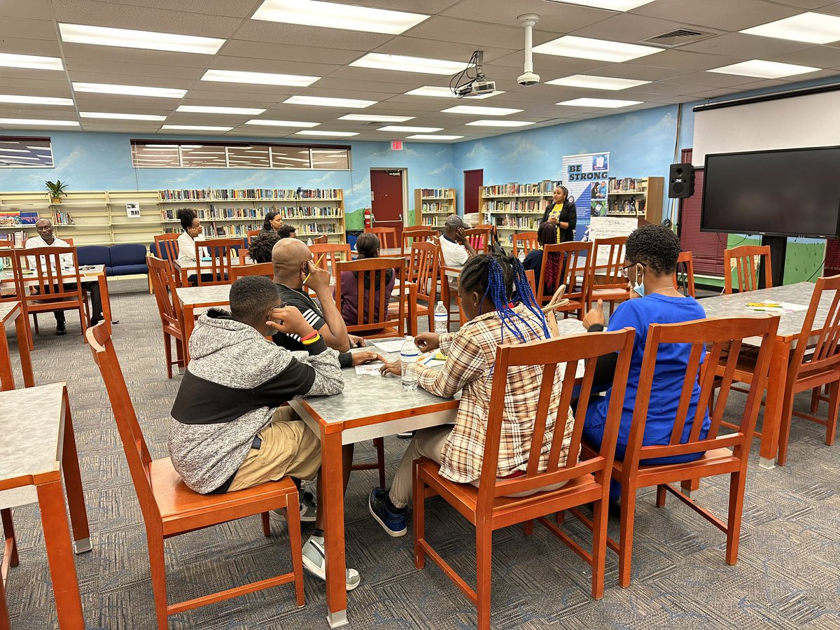 Aloha_Fernandez's tweet photo. Parent University was a success ๐๐ฝ First, thank you to our faculty and presenters for your support in putting an amazing event together๐๐ Shoutout to our Spartans for leading their own data chats with their parents ๐๐ฝ #MMS #DataChats #SpartanGreatness #MakingGains https://t.co/ODZr8IEXId