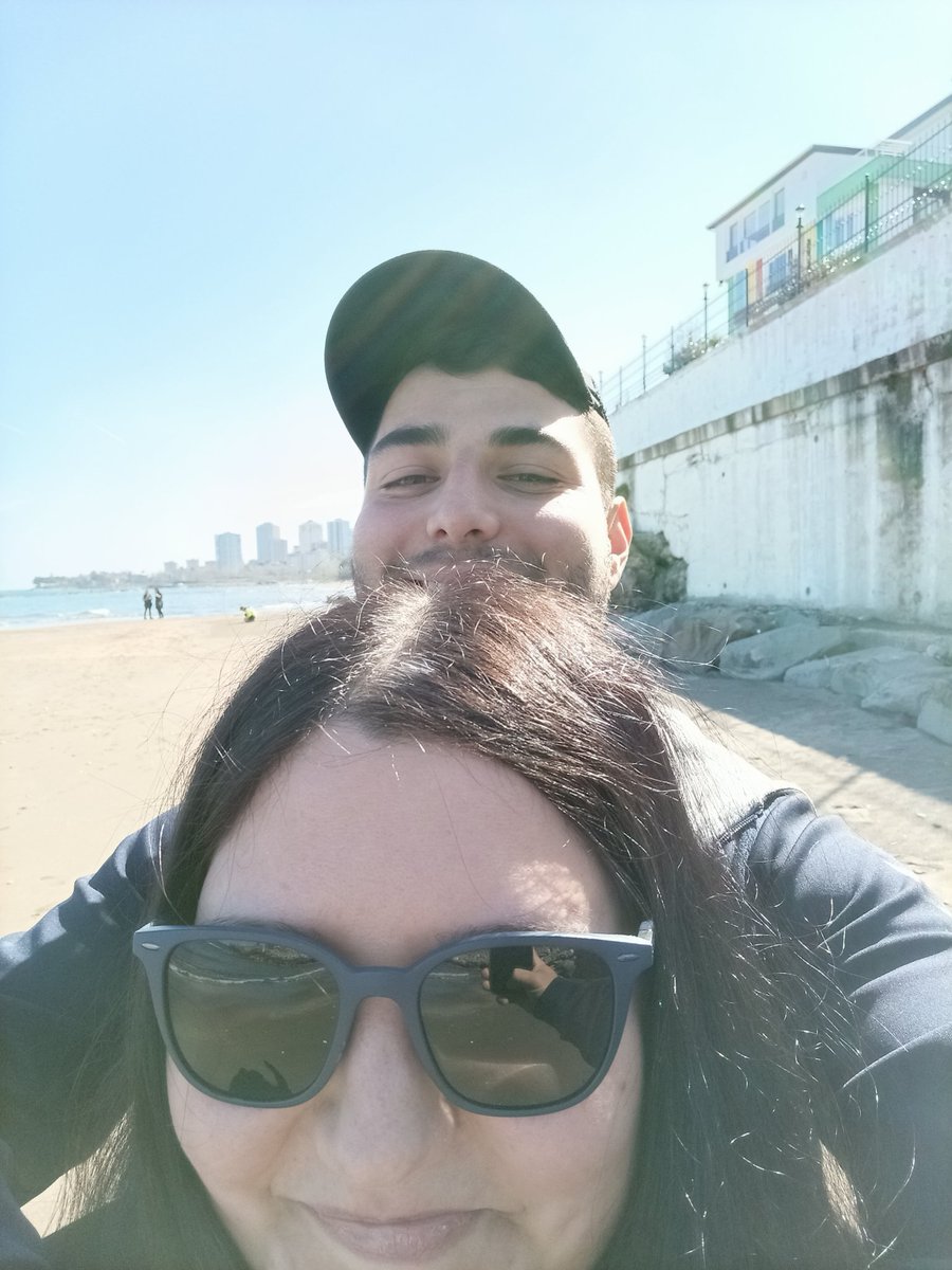 Biri var yazın güneşim kışın yağmur yağdıran bulutum ilk baharda açan çiçeğim sonbaharda dokülen yaprağım her mevsimi guzelleştiren güzel sevgilim iyiki varsın ❤️