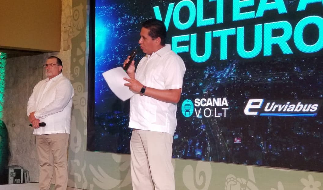 Pasajero7's tweet photo. 🚍🍃 Durante la presentación del nuevo Scania Volt E-Urviabus, Julian Becerra, Gerente General de #Beccar señaló que están orgullosos de ser una empresa que se une a la transformación de la movilidad al diseñar un #autobús 100% eléctrico con carrocería diseñada por mexicanos. https://t.co/zTlEgq2zaO