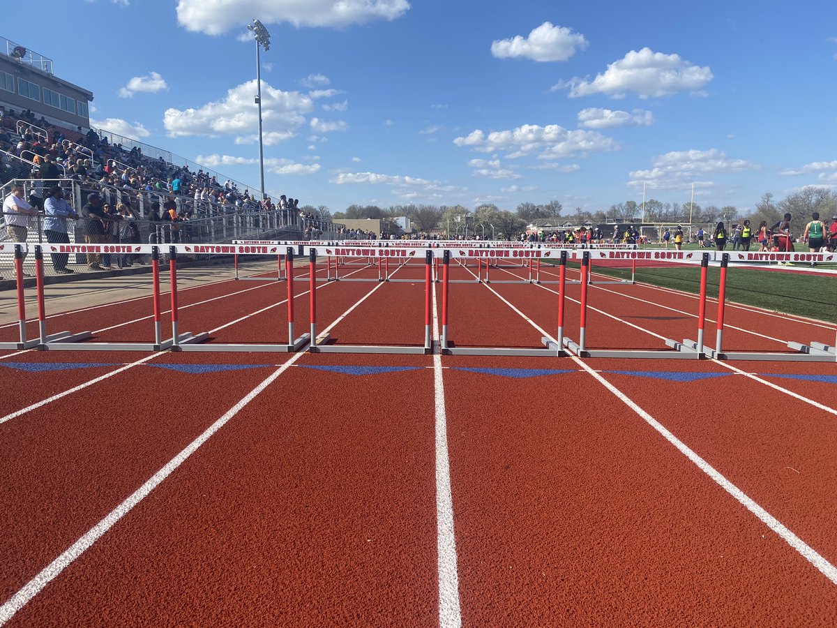 raysouth_track's tweet photo. Raytown South JV Relays 2023 in the books! 
12 teams 
626 athletes 
Also celebrated Coach Nunn’s final home meet! https://t.co/IHE0wsgozQ