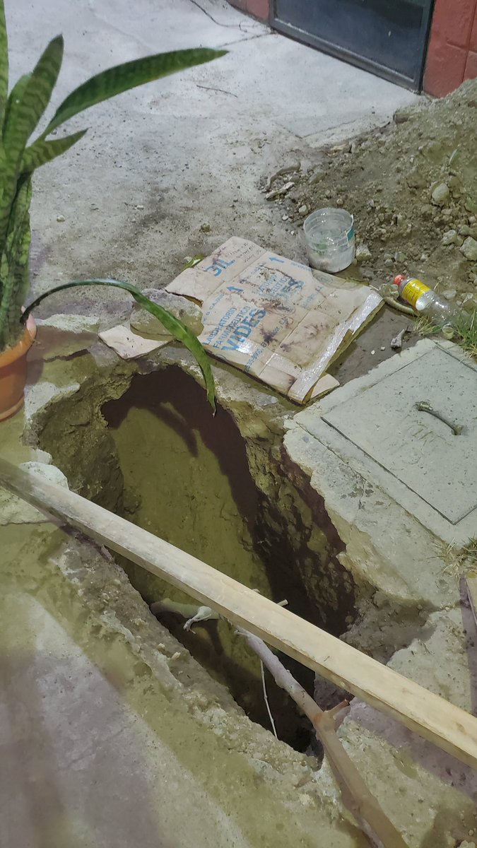 seabacksl's tweet photo. Señores de @ANDASV se requiere de su ayuda ya que el agua está minando rápidamente y se puede volver un problema grave (urbanización santa lucia 2 calle A pasaje 1) https://t.co/3lICA7Bnud