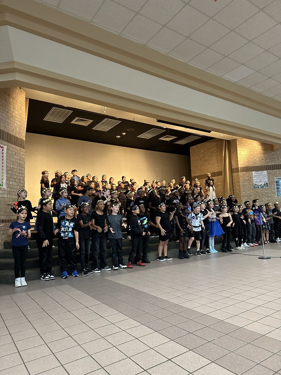 Second grade put on an “out of this world” show tonight! The concert and art pieces were incredible 🌟 Thanks to our PEAMS team for this amazing experience. Great job Bears 🐻