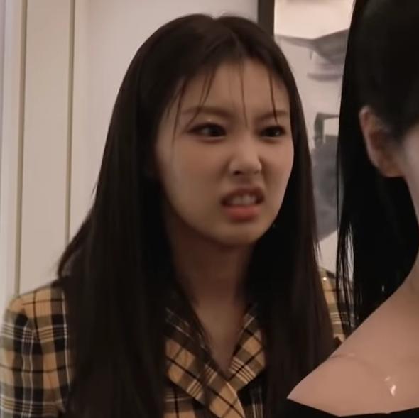 hyempics's tweet photo. kang hyewon; manages to be iconic every time https://t.co/Br2J71eSMN
