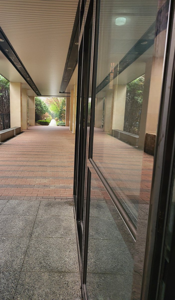 本日はこれから義実家行事に参加
←何故か夫不参加😤

義実家のアパート入口に到着
ここから先は魔界だわ……🥹