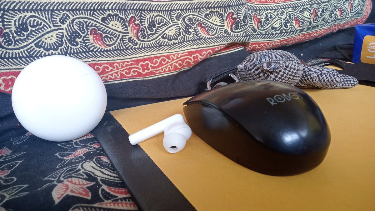 <a href="/si_lentik/">💫 Si Lentik</a> Masih berkutat dengan mouse dan head set