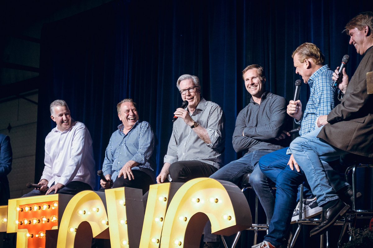 CoachUnderwood's tweet photo. Overwhelmed by the generosity of our community tonight. 1500 strong for @CoachesvsCancer. A huge thanks to Izzo, Fran, @CoachHoiberg &amp; @CoachPainter for joining us at Gordyville USA!! https://t.co/85bbae1L12