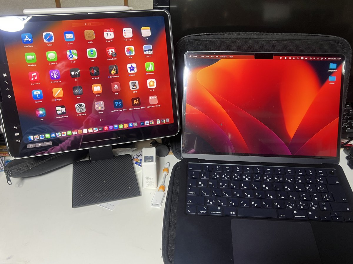 mi_tsuketayo's tweet photo. PITAKA MagEZのiPadケースとMagEZ Carging Stand と MacBookAir
この感じで使えるのは便利!ワイヤレス充電出来てるし、スタンド下側ではiPhoneなどのワイヤレス充電もできる。
これ使って見るとよくわかる便利さは半端ない。
#PITAKA
#MagEZ https://t.co/3TObNXOCyy