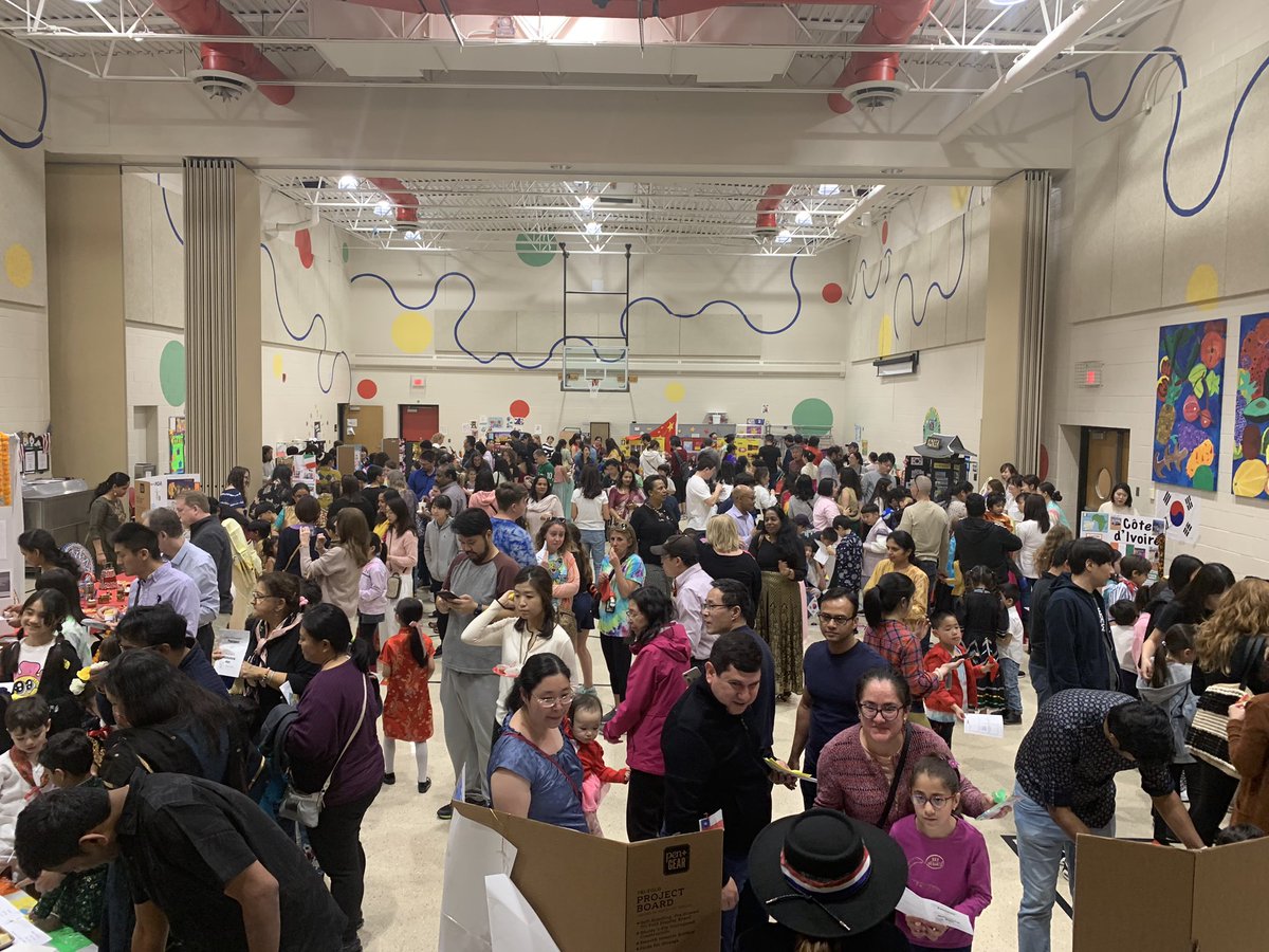 NoviParkview's tweet photo. What a spectacular evening at Parkview! Multicultural Night was a sight to behold. #NoviTogether #NoviPride https://t.co/wJQmPaZXNe