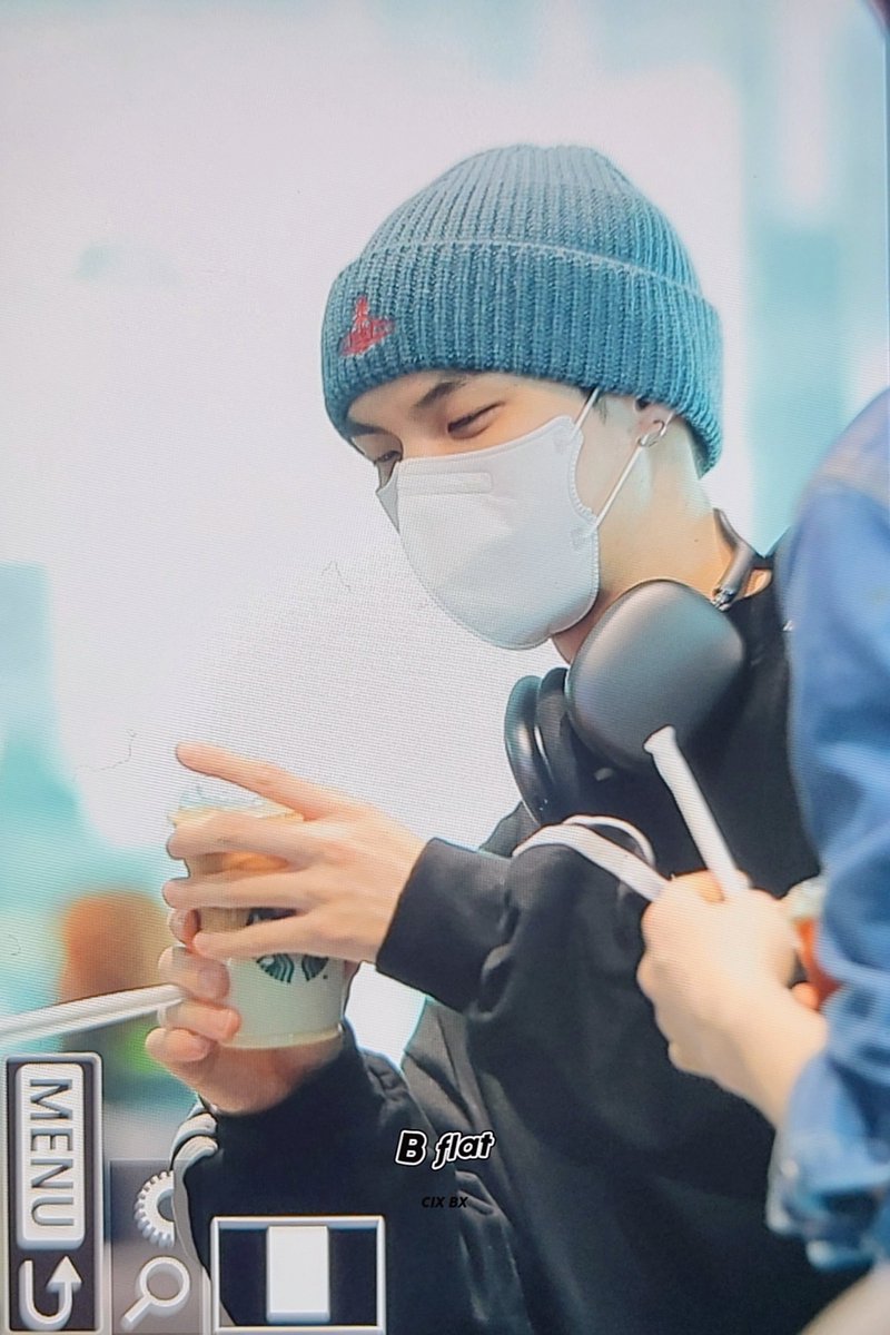 Bflat_x's tweet photo. 230412 ICN 출국
#CIX #BX #병곤 https://t.co/D88krM2IA0
