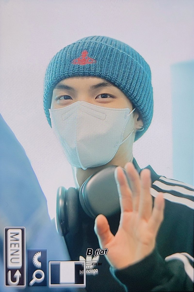Bflat_x's tweet photo. 230412 ICN 출국
#CIX #BX #병곤 https://t.co/D88krM2IA0