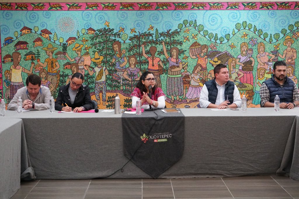 LupitaVargasMx's tweet photo. En reunión de gabinete agradecimos a nuestros compañeros del @XicotepecAyto por su esfuerzo para tener #LaMejorFeriaDeLaSierraNorte:

✅98% de ocupación en eventos.
✅61,520 personas nos visitaron.
✅$150,498,000 pesos en derrama económica.
✅100% de ocupación hotelera. https://t.co/MlNFOJiT4o