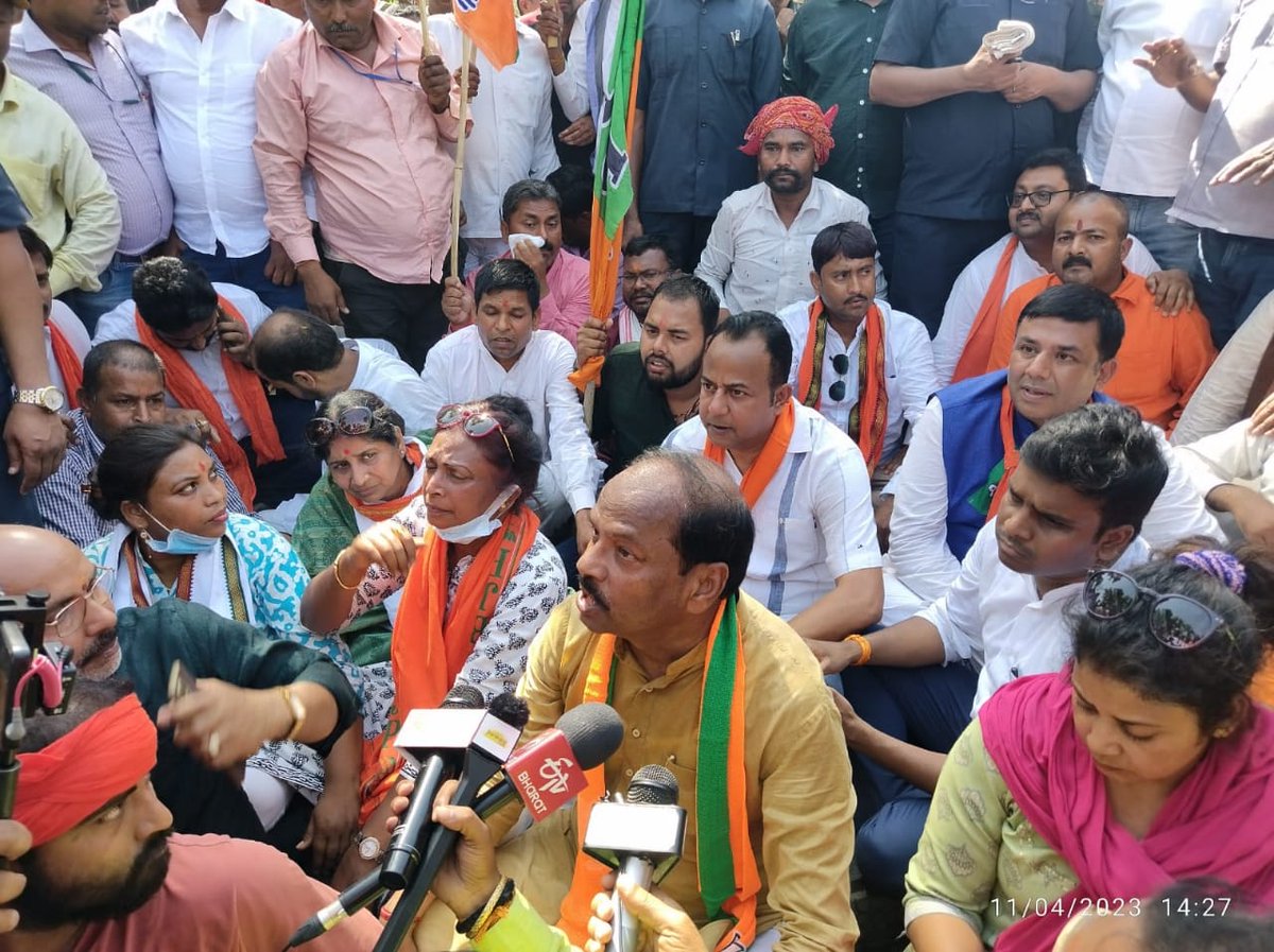 BorderGupta's tweet photo. कोयला चोर गद्दी छोड़
बालू चोर गद्दी छोड़ 
कमीशन खोर, गद्दी छोड़
युवा विरोधी सरकार हाय-हाय
महिला विरोधी सरकार हाय-हाय
आदिवासी विरोधी सरकार हाय-हाय
गरीब विरोधी सरकार हाय-हाय!

सचिवालय घेराव के दौरान लाठीचार्ज के विरोध में पूर्व मुख्यमंत्री आदरणीय Raghubar Das  जी के साथ धरने पर।। https://t.co/BsCrGaB5Ad